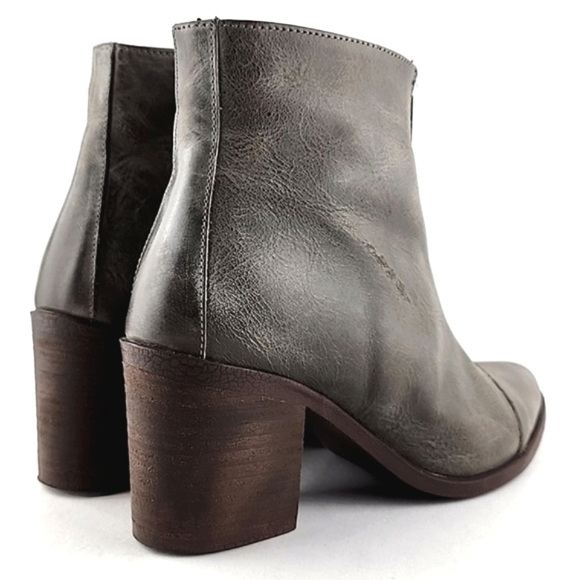 FREEBIRD Clair Ankle Boots Grey Distressed Leather  Front Zip Stacked Heels Sz 6 - Picture 6 of 16